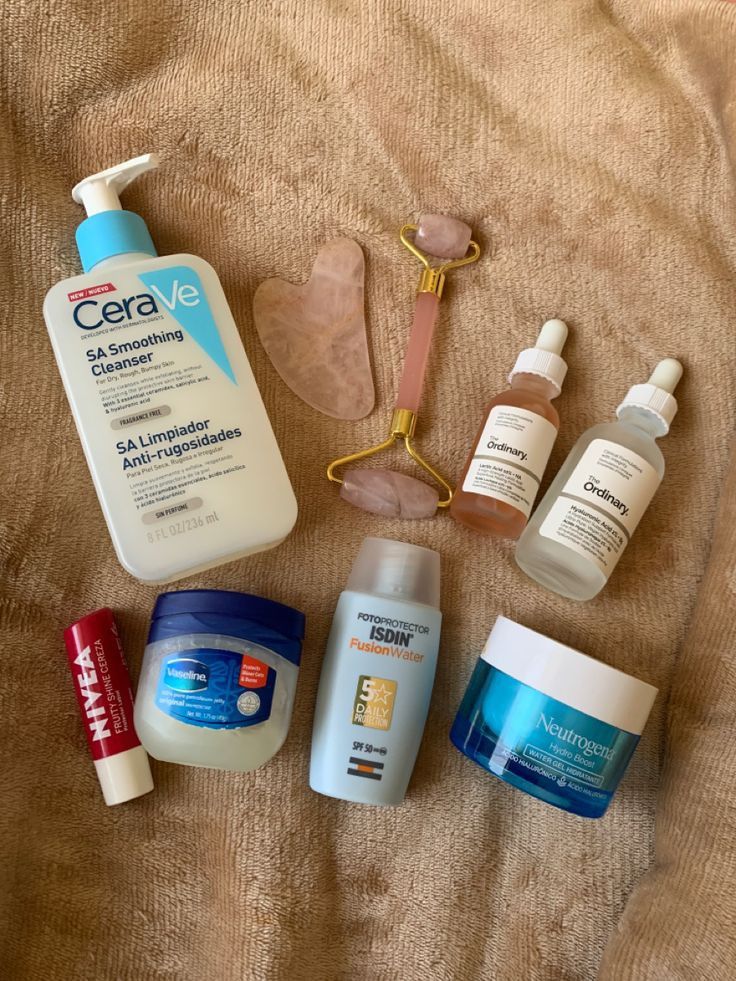 Produtos de skincare de farmácia: CeraVe, The Ordinary, Neutrogena, protetor solar ISDIN e acessórios de quartzo rosa